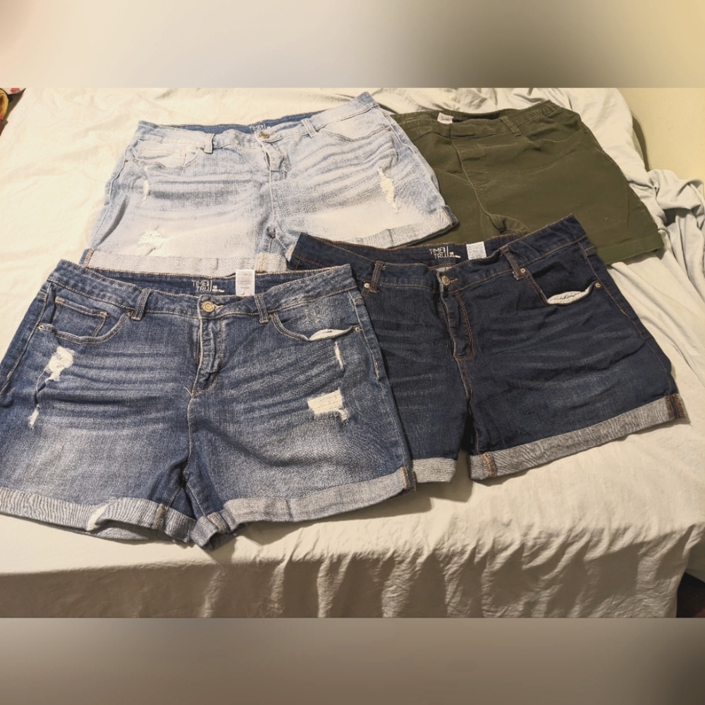 4" mid rise shorts size 18